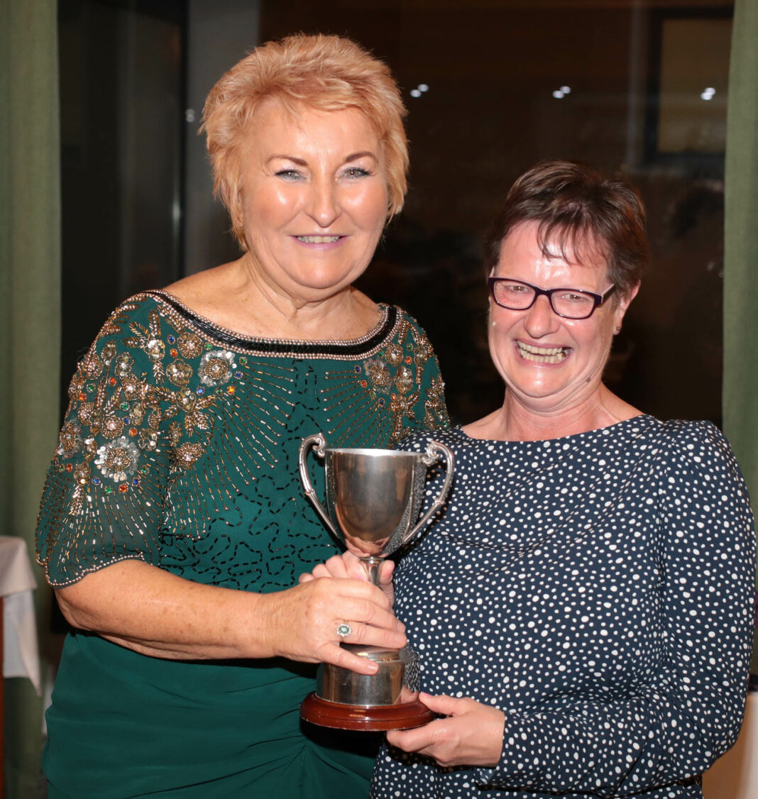 1st Siobhan O´Regan presenting the individual winners trophy to Andrea Warren.