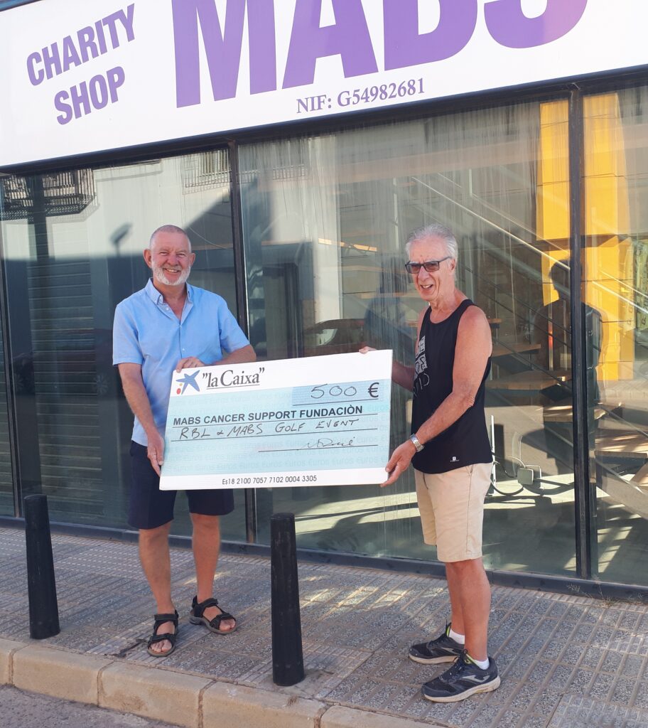 Bob Smith presenting a cheque for 500 euro to MABS